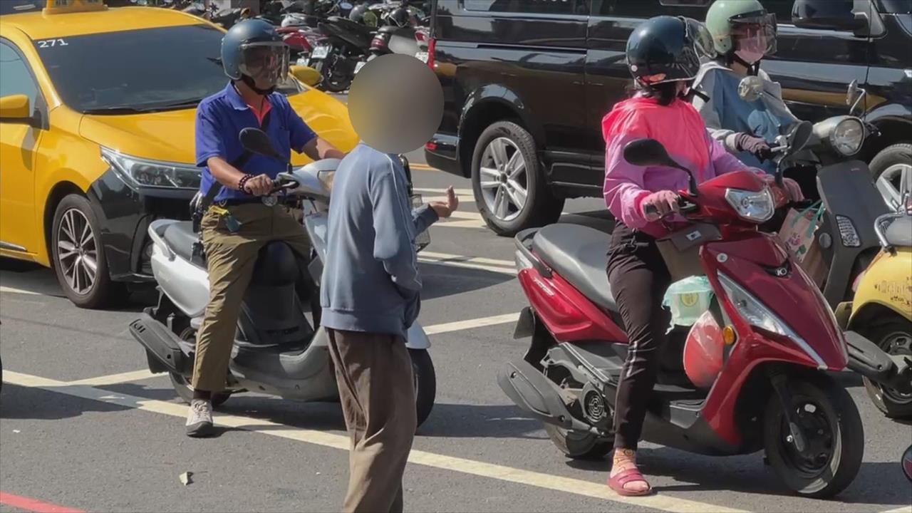 2外國人持看板"求捐6萬醫藥費" 網友曝:其他地方也看過