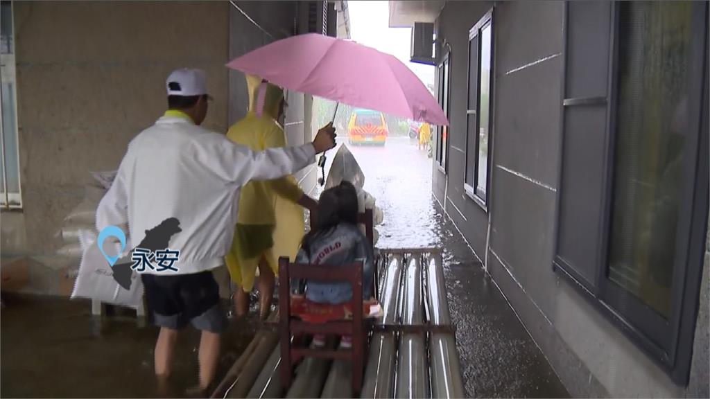 奇景！ 永安新港里泡水 居民搭膠筏趕上班