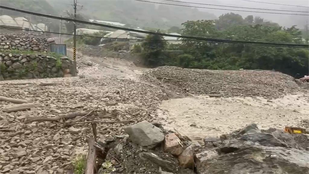 快新聞／大雨成災！南投野溪暴漲釀土石流　投95線通東埔溫泉聯外道路中斷