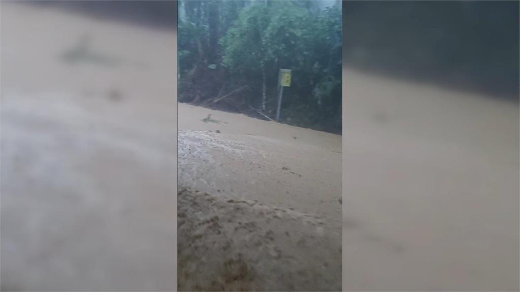 嘉義梅山暴雨狂下! 多地土石流.滾滾黃土水衝進民宅