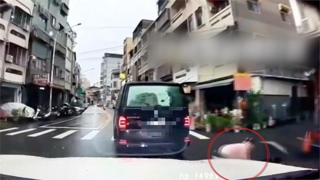 行人驚魂！ 女子撐傘過馬路疑遭車輛撞擊倒地