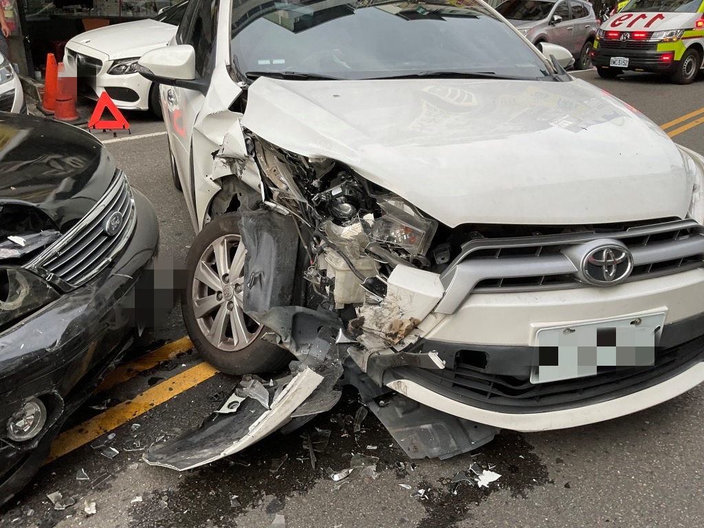 疑煞車失靈！68歲女駕車衝入對向車道「頭對頭」相撞釀2傷