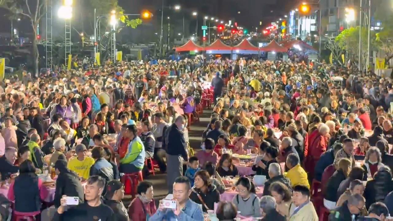 寒冬送暖!嘉邑行善團開席百桌 邀弱勢民眾圍爐、發紅包