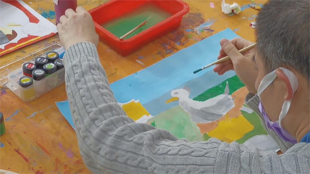 「媽媽老師」龔銘英帶領教養院生　利用畫筆來表達自己
