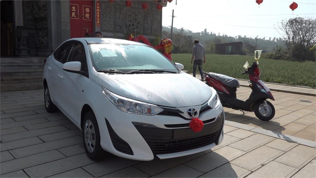 連擲10聖筊！小金門送出55萬轎車大獎