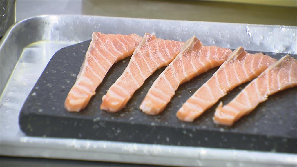 鮭魚生魚片「沒油花」　民眾：是我沒見過世面？