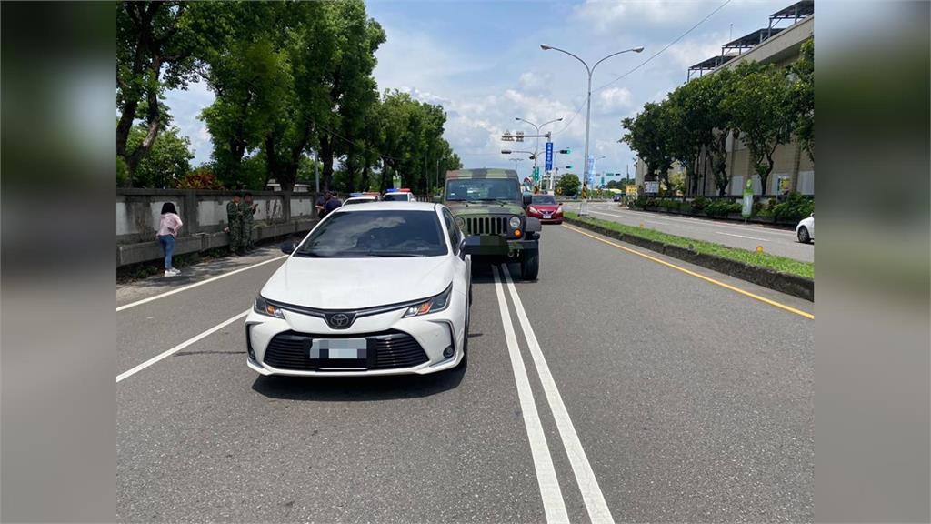 快新聞／屏東軍車釀禍！追撞等紅燈小客車　駕駛傷勢曝光
