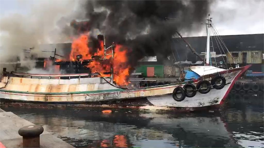 頭城大溪漁港火燒船 兩移工幫救火嗆傷