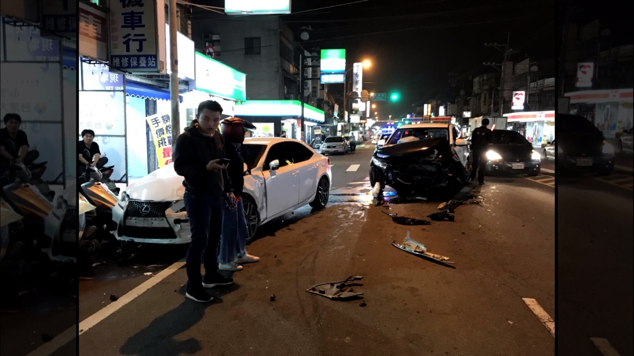 警車執勤未鳴笛 路口左轉迎頭撞對向車