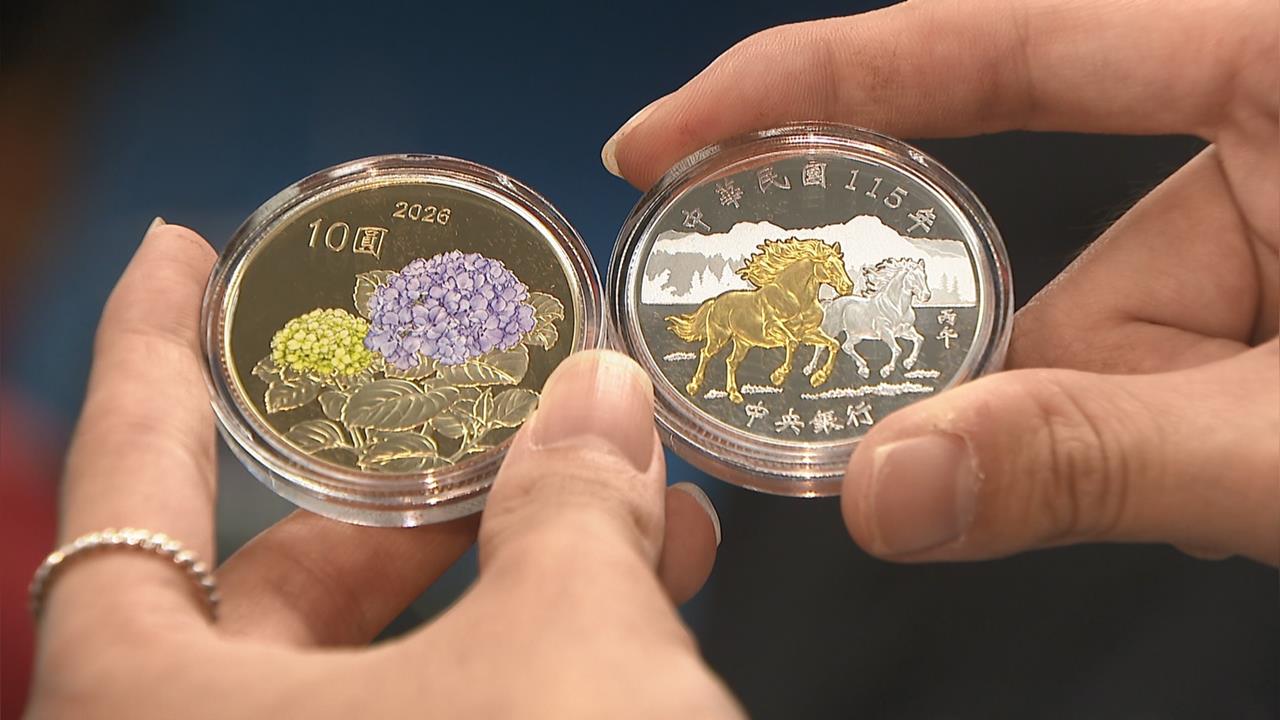 超夯！馬年紀念套幣臨櫃開賣　民眾備板凳凌晨１點排隊搶購