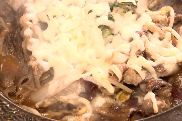 十三香麻辣乾鍋 搭配酥香燒餅口感脆