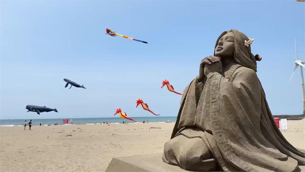 苗栗沙雕不畏風雨！　主辦加碼「放飛」鯨魚上空成海洋世界
