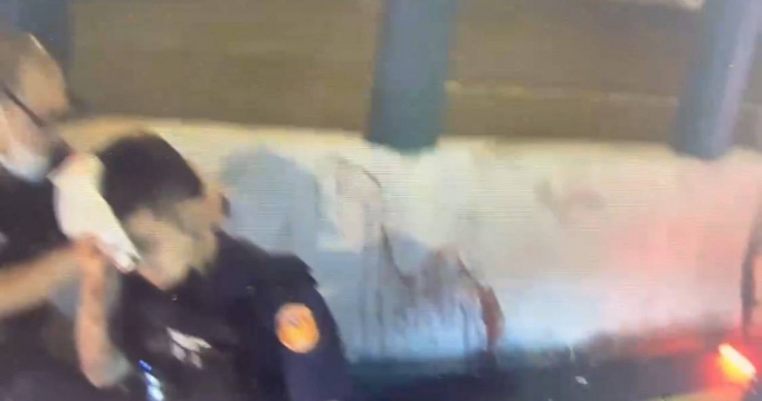 驚悚！警遭通緝犯猛撞血濺分隔島　學弟心急喊：學長你還可以嗎？