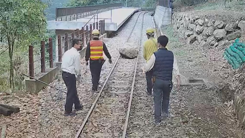 落石掉落阿里山小火車軌道　幸道班人員獲報及時搬移
