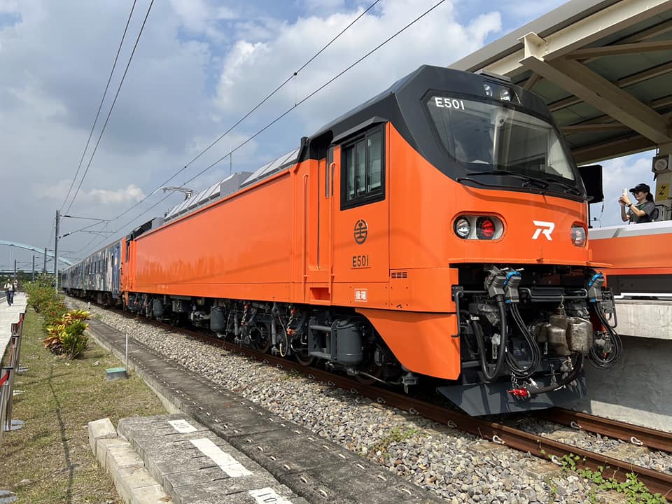 快新聞/E500型電力機車正式亮相 台鐵:「十年購車計畫」重要里程碑