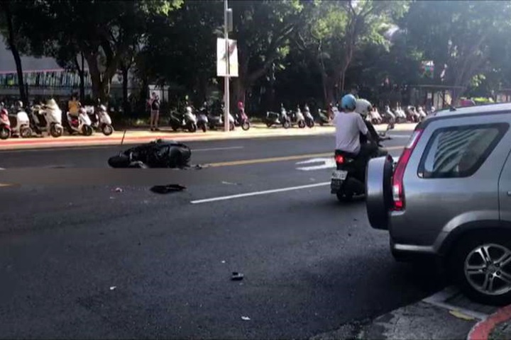 汽機車路口相撞 騎士昏迷緊急送醫