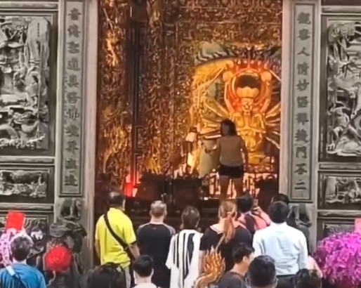 獨家／竹林山觀音寺失控片　女激動爬上神桌吼叫！信眾全看傻