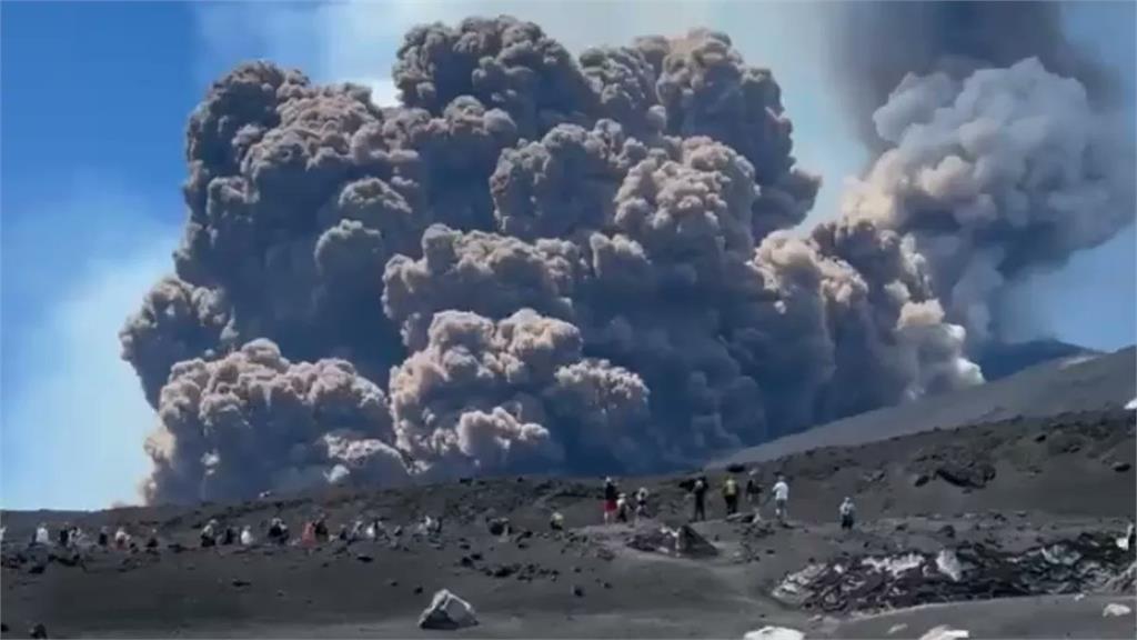 義大利埃特納火山噴發「黑灰直衝數公里」！40遊客「驚險逃命」畫面曝光