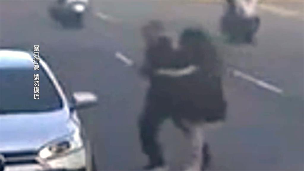 不滿被翻舊帳理智線瞬間斷了　女當街抄球棒砸車攻擊前男友