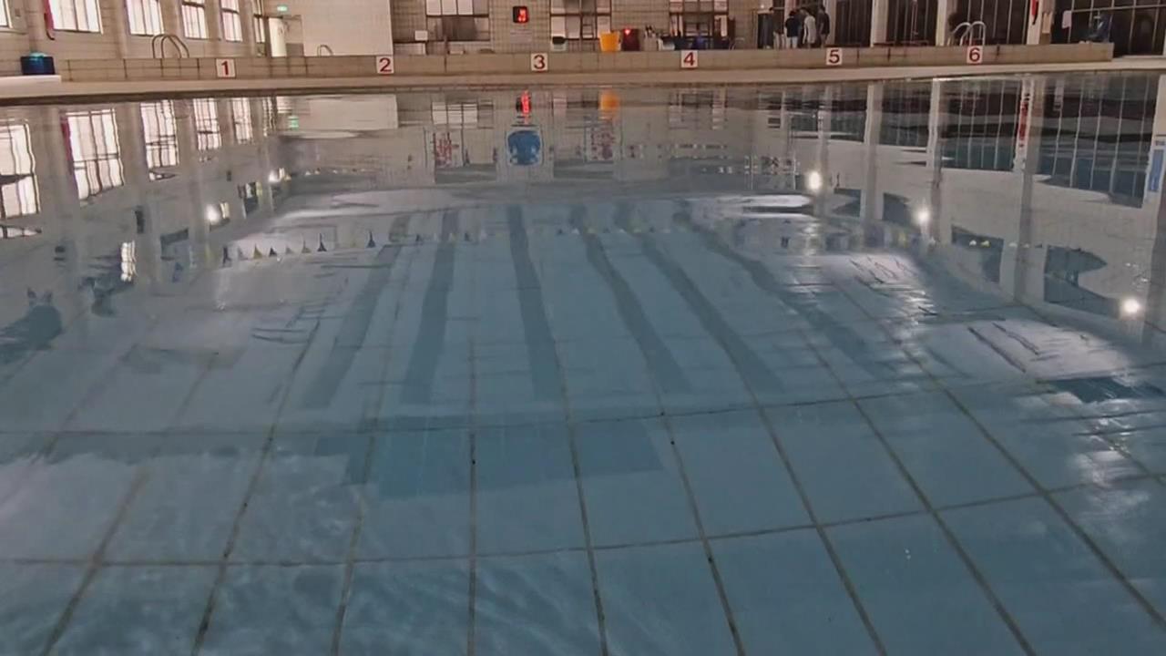 泳池天花板輕鋼架突掉落！　5歲女童被砸中右腿遭劃傷送醫