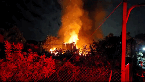 快新聞/台中暗夜大火!鐵皮工寮燒成火炬 嚇壞目擊民眾