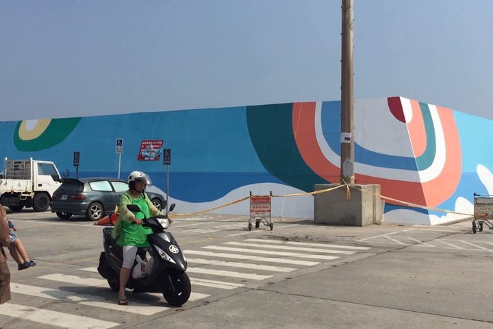 文化局花395萬彩繪防波堤 挨轟浪費錢