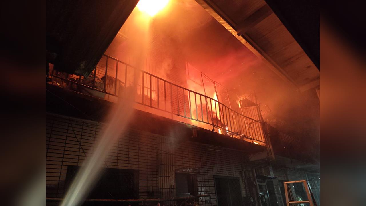 快新聞／台中烏日深夜大火「延燒12戶」！一女遭重物壓住罹難