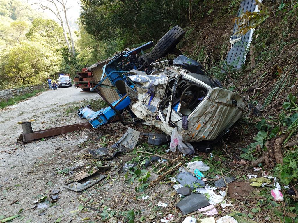 快新聞／新竹司馬庫斯嚴重車禍「吊車翻覆邊坡」！　2人命危急送醫搶救