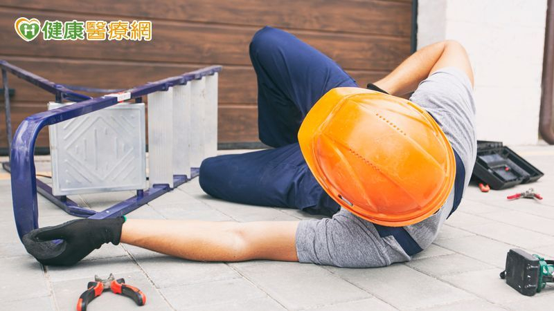 油漆工摔碎手肘！「雙壓輔助」縮短嚴重骨折修復期