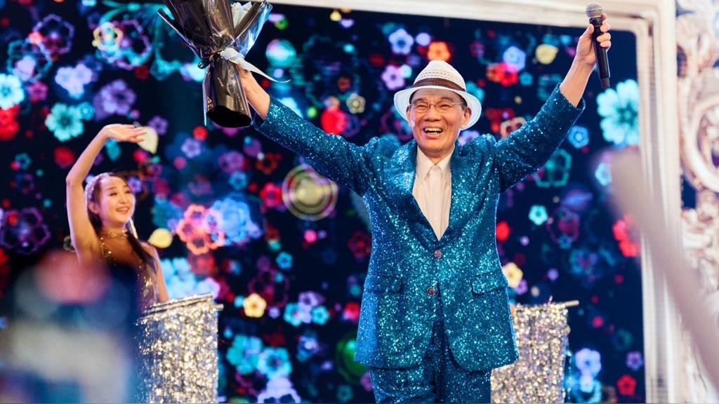 63歲陳雷大秀一字馬絕技!海外開唱兒孫也登台 「三代同堂」罕見畫面曝