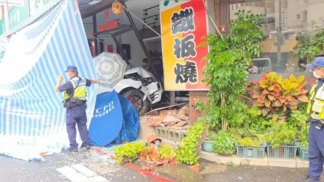 快新聞／台中驚傳離奇車禍！突逆向撞進鐵板燒店　駕駛頸部遭割傷當場死亡