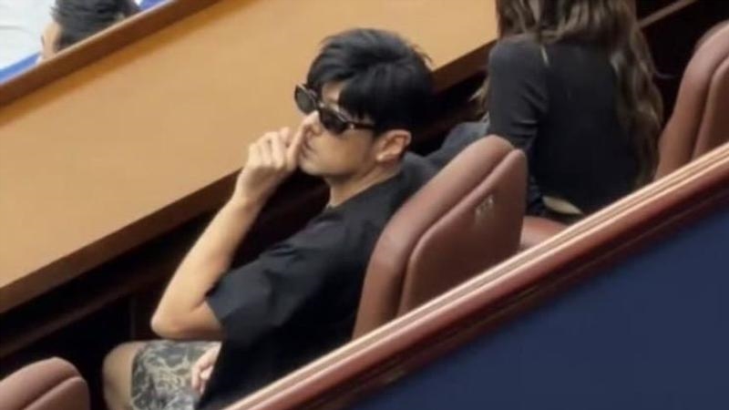 周杰倫新身份！獲頒「上海大師賽超級摯友」 攜妻觀賽比「噓」成全場焦點！