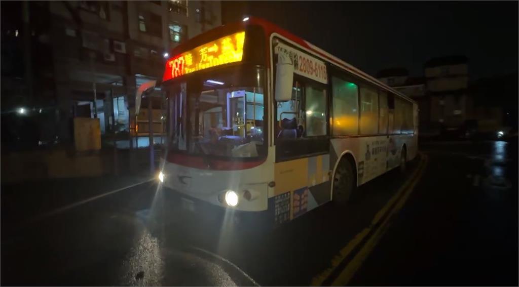 有夠氣！基隆女招手客運沒停　氣炸花100元「搭小黃堵車」