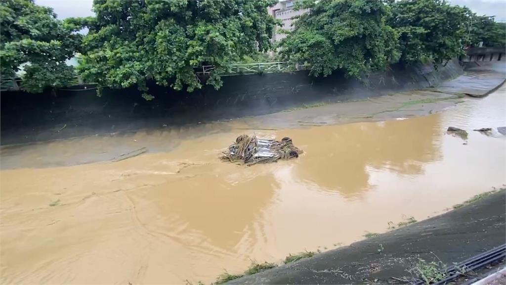 大雨狂炸彰化！芬園土石流沖民宅　花壇轎車「漂流3公里」