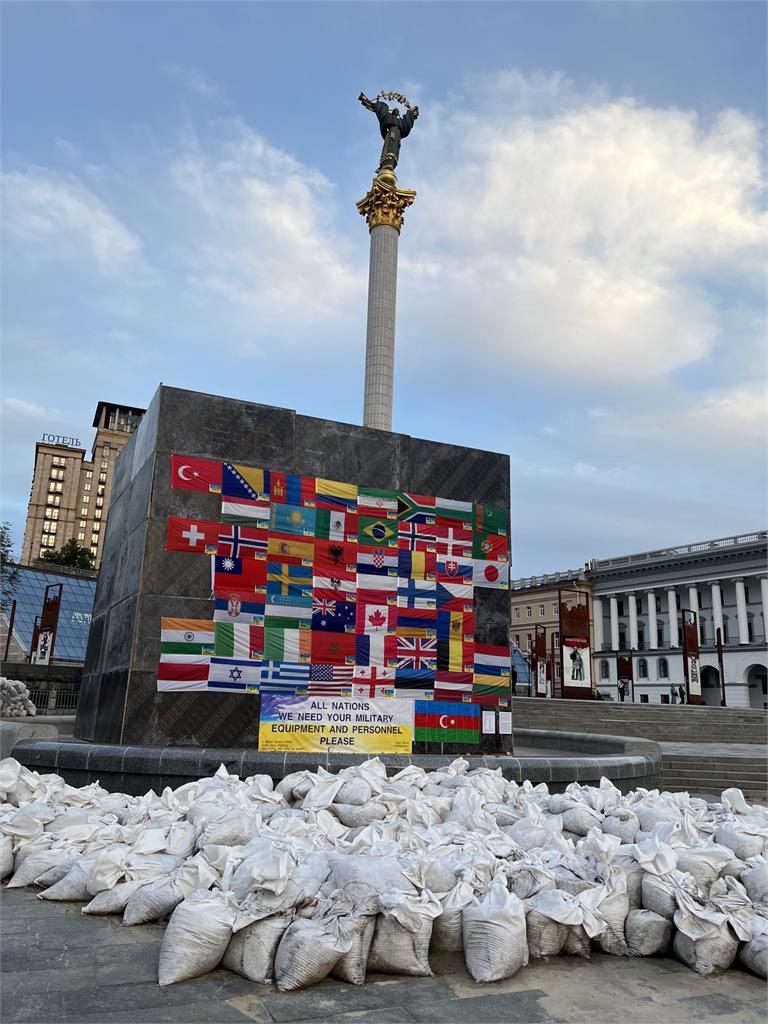 快新聞／英媒駐台記者深入烏克蘭首都　基輔廣場拍攝到「台灣國旗」