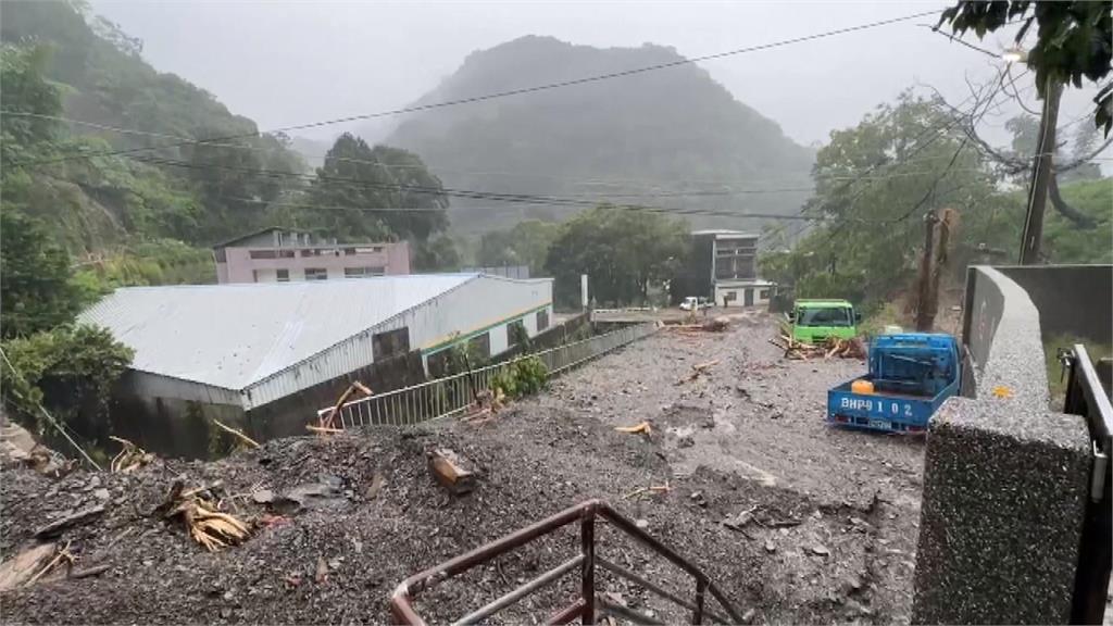 南投暴雨！春陽部落災情嚴重　轎車遭土石掩埋、路基被掏空