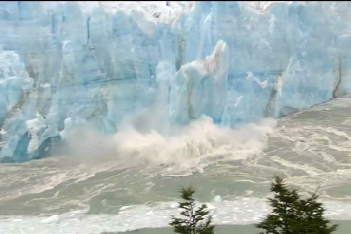 莫雷諾冰河冰橋崩解 遊客爭睹奇觀撲空