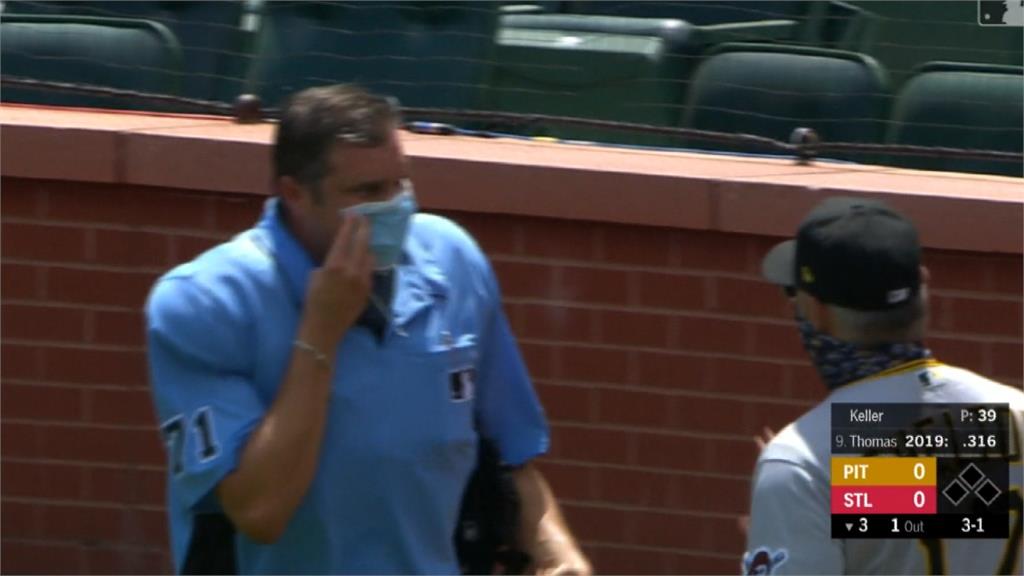 MLB／主審口罩繩斷掉很尷尬 單手扶著和總教練爭論