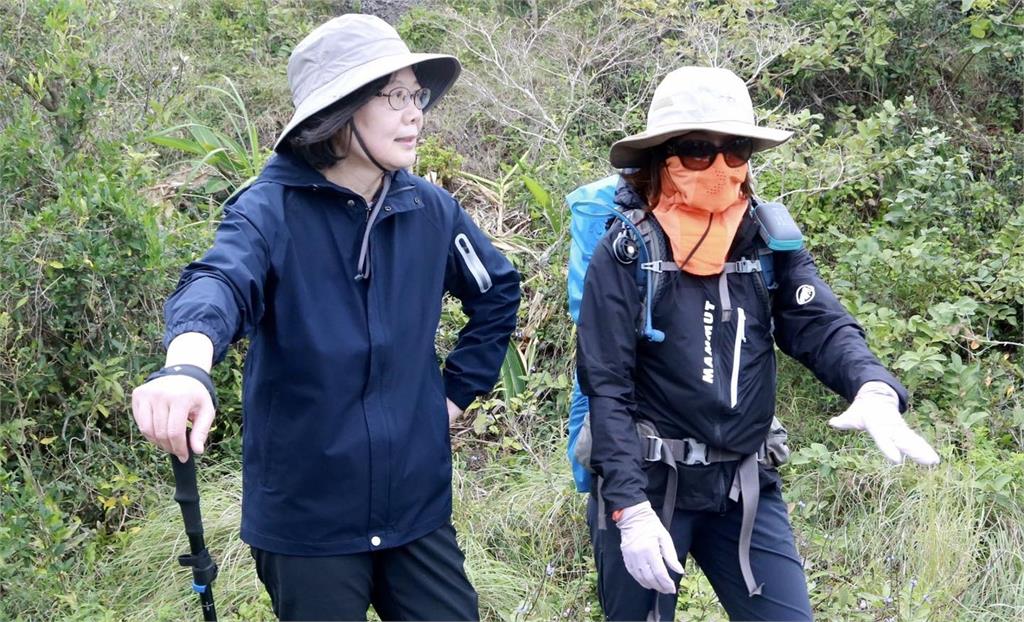 蔡英文爬山一度「懷疑人生」　抵達終點體悟：終究能克服困難