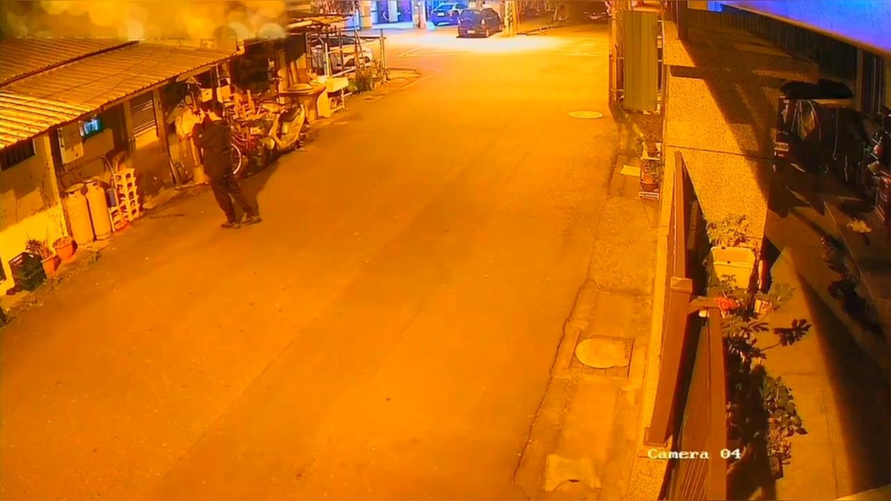 噁男！覺得女子太漂亮　竟來到女子家外門外對浴室偷窺、偷拍