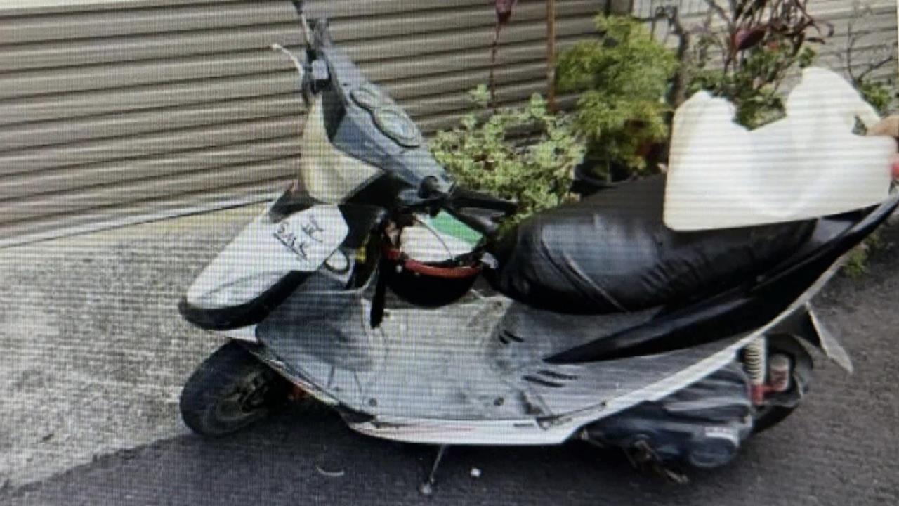 騎士塑膠桶被吹飛 後方機車閃避不及撞上慘摔