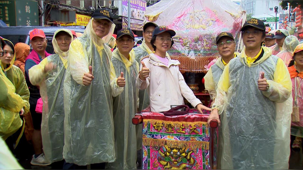 連三天參與白沙屯媽祖新北贊境 蘇巧慧風雨中抬轎前進