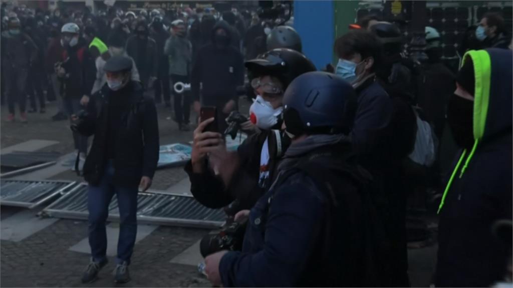 巴黎警毆非裔音樂製作人 法街頭示威反警暴