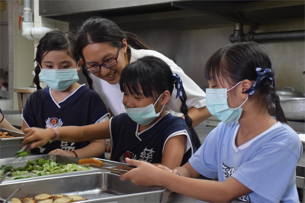 點亮社會暗角明燈 暖笑女孩期許用善心改變世界