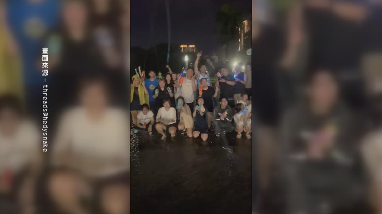 高雄民眾揪團「中央公園玩水槍」　上百人現身開戰成雨中奇景