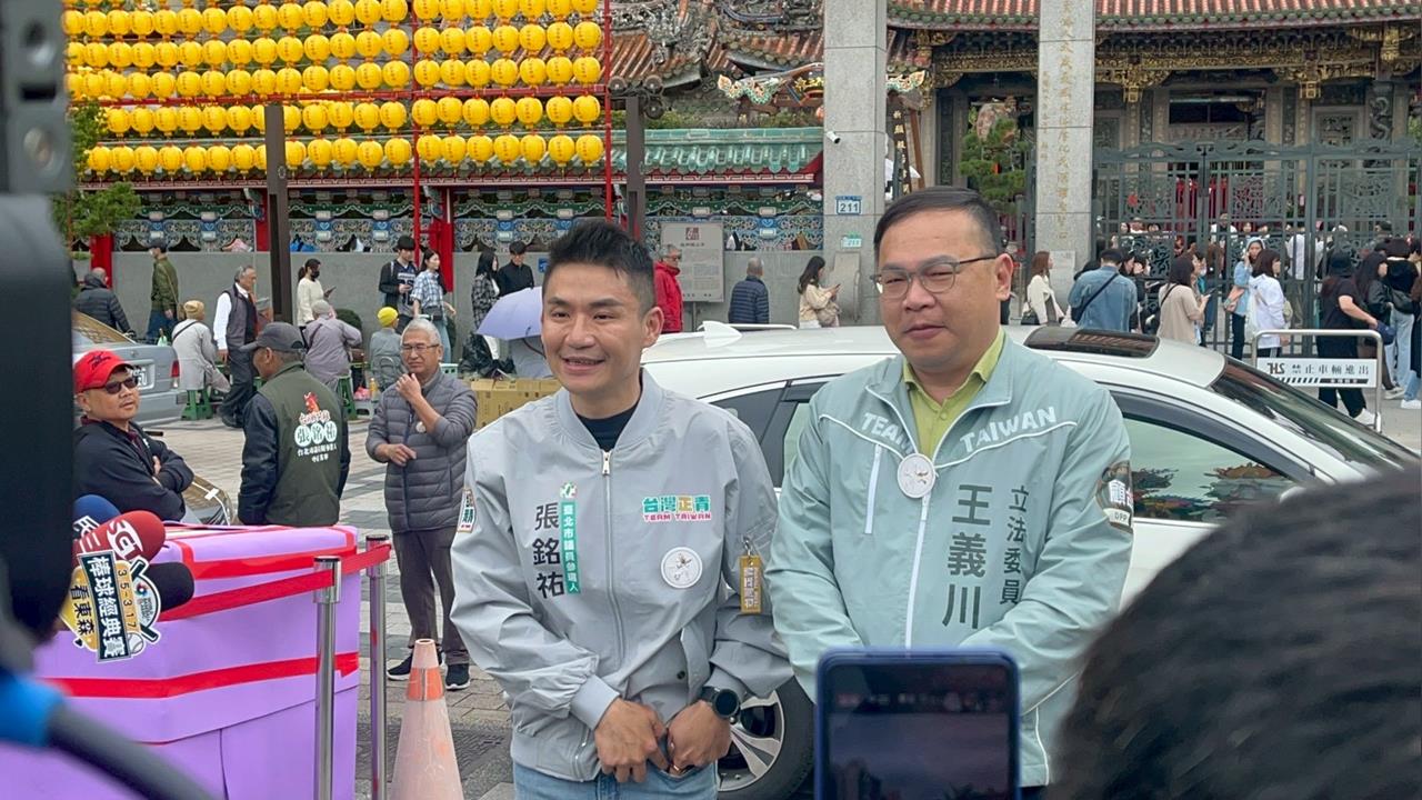 王義川陪台派戰鬥雞張銘祐車隊掃街　宣示守護民主、堅持本土