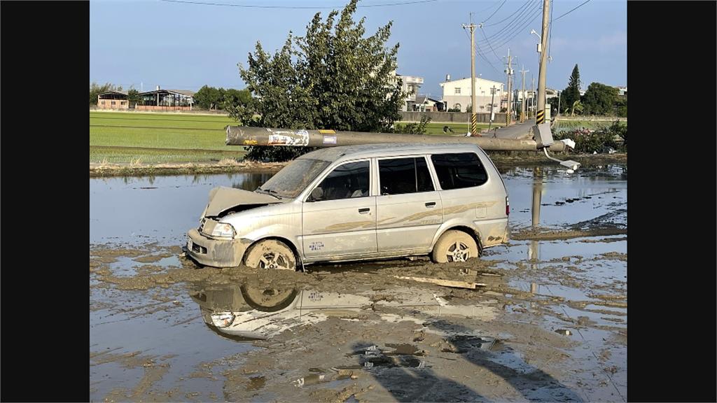 疑似因閃狗　轎車撞斷電桿衝入田中央