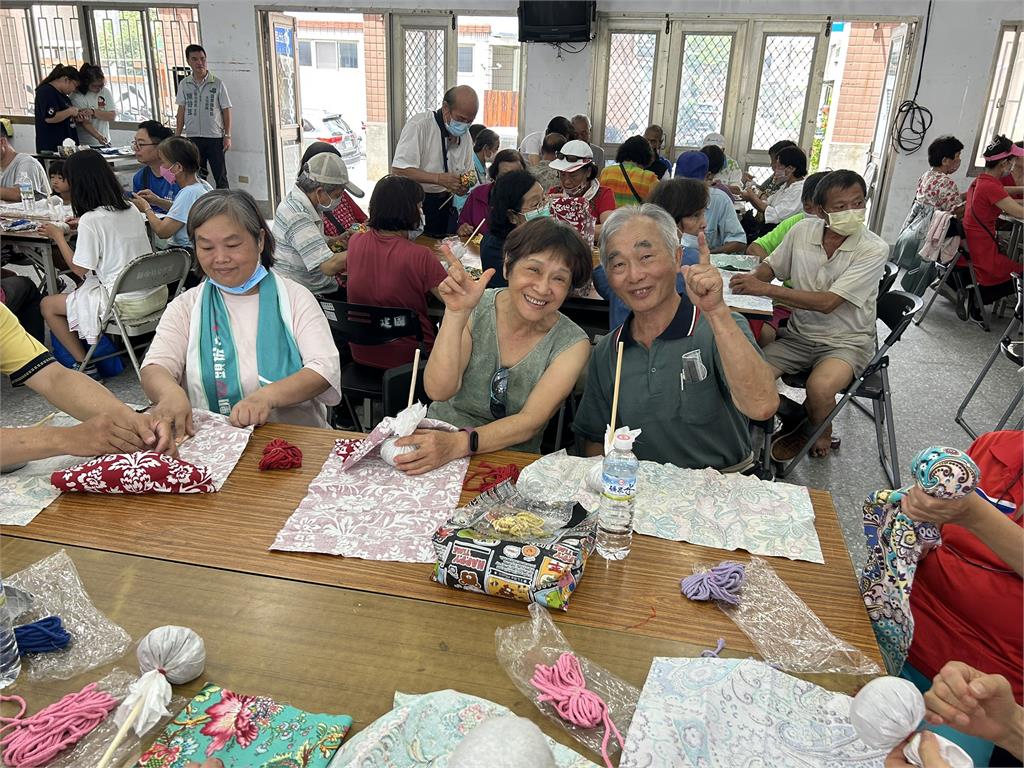 快新聞/推廣艾草按摩同步宣導反詐 沈發惠深入基層傾聽民瘼