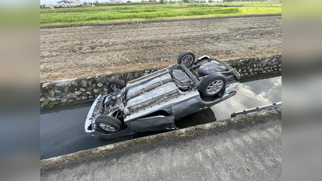 快新聞／翻進排水溝！宜蘭轎車酒駕失控　驚險畫面曝光