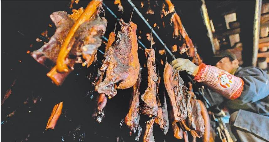 防商品長蛆！無良商販竟噴「敵敵畏」殺蟲　賣毒臘肉火腿下場出爐